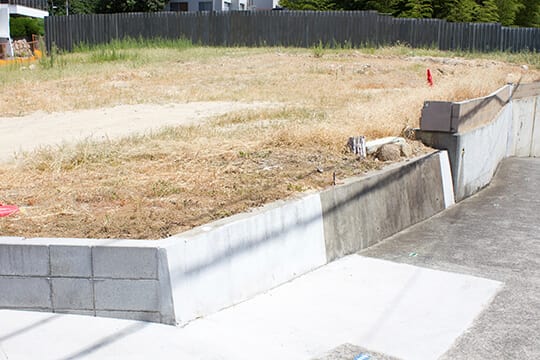 地質や土壌について調査を行う